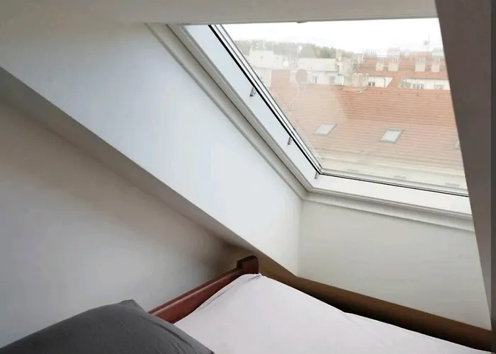 Lägenhet Cozy Rooftop With Balcony Prag