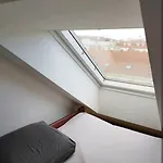 Lägenhet Cozy Rooftop With Balcony Prag